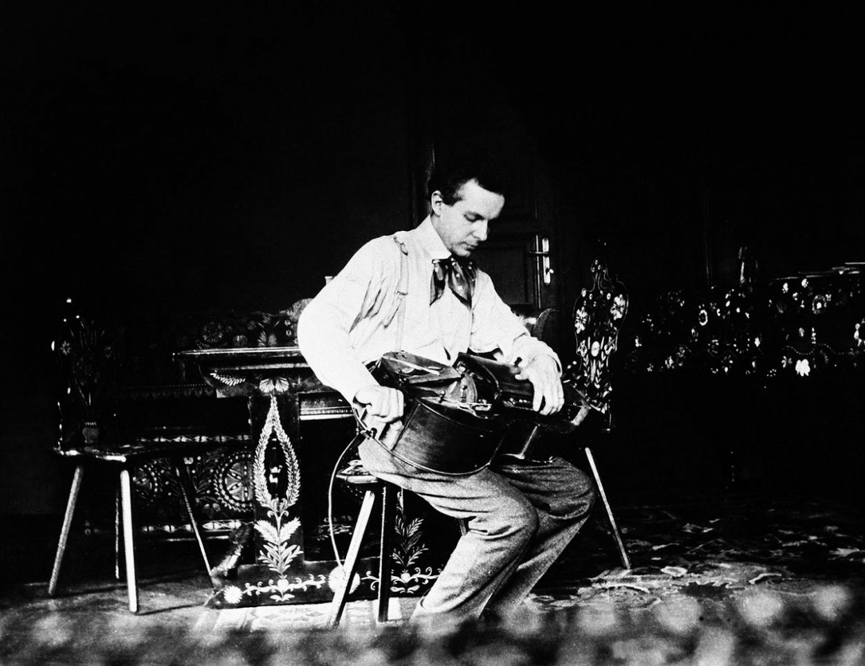 Maďarský skladateľ Béla Bartók. Jeho odkaz spočíva vo vzájomnej prepojenosti sveta, ktorý nikdy nebude uzavreté miesto