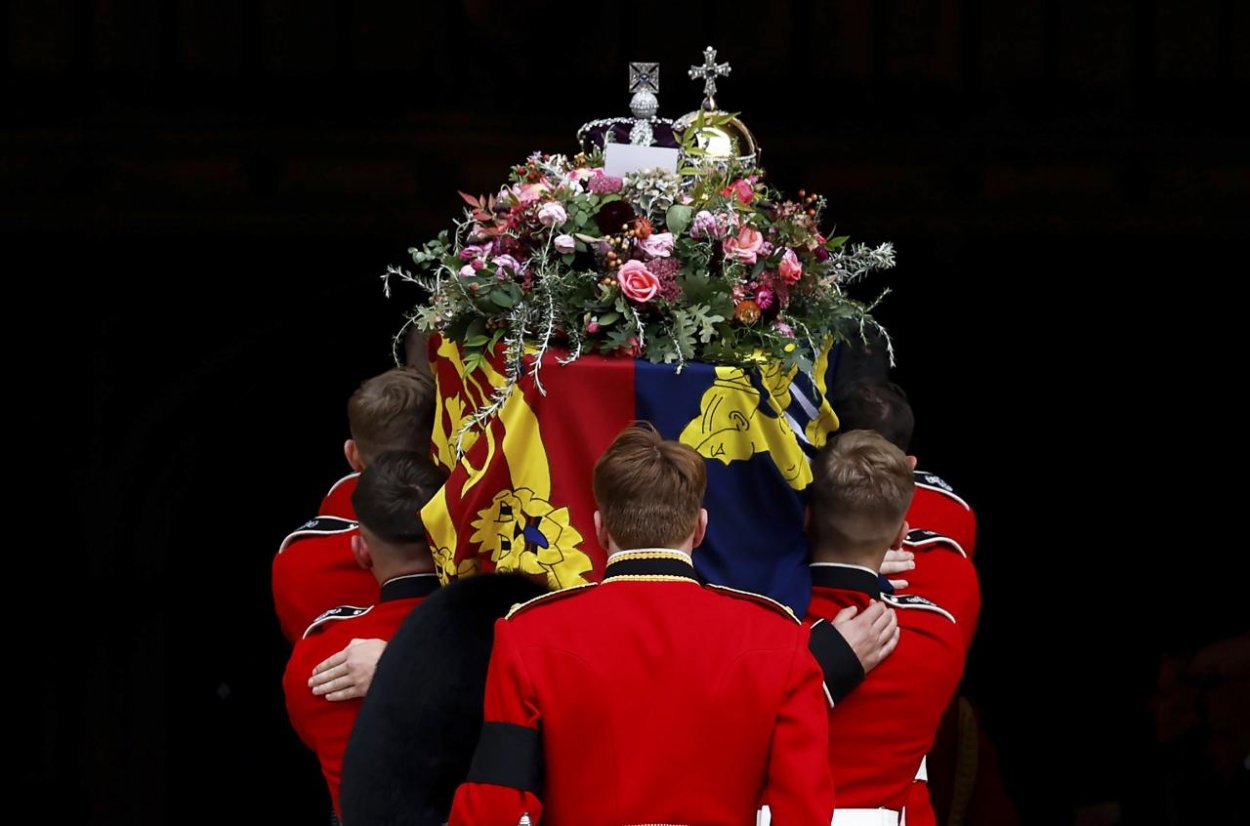 .týždeň ONLINE: Kráľovnú Alžbetu II. pochovali vedľa jej manžela