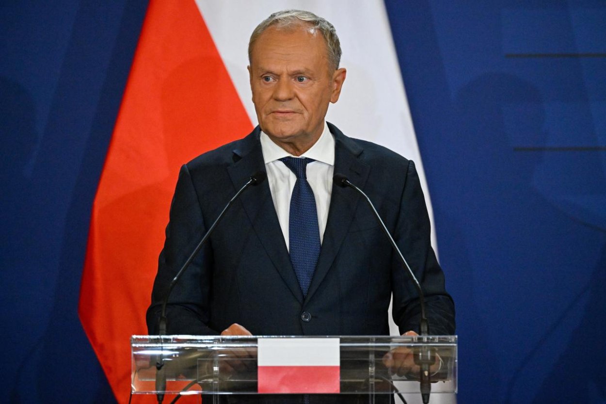 Tusk: Požiar v závode na súčiastky do dronov bol sabotážou, Rusko eskaluje