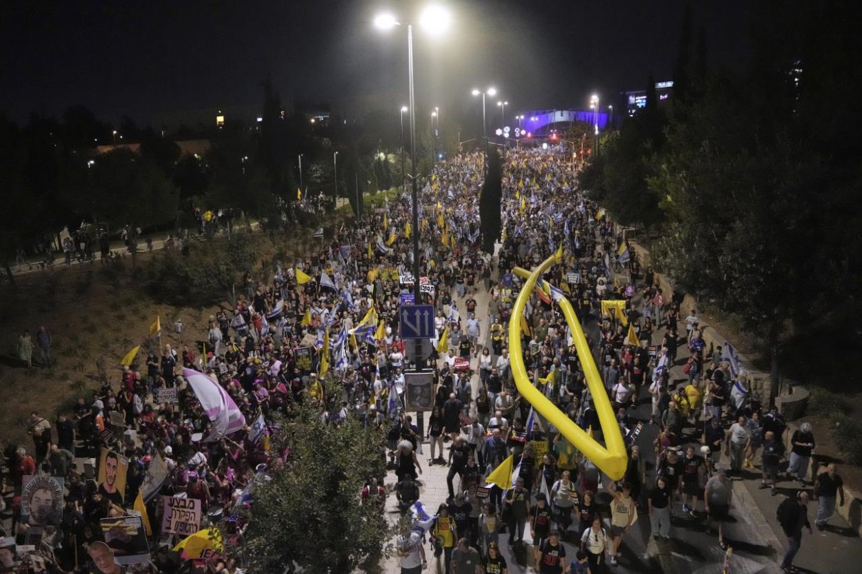 Tisícky demonštrantov v Izraeli apelovali na Trumpa, aby ukončil vojnu v Gaze