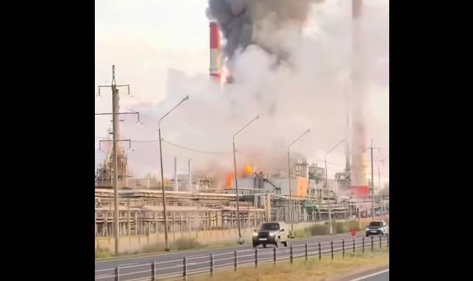 V Rusku horí jedna z najväčších ropných rafinérií. Kremeľ stratil takmer štyridsať percent celkovej kapacity
