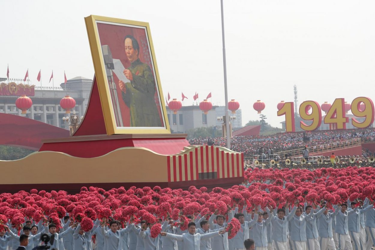 Foto: Čína si vojenskou prehliadkou pripomína 70. výročie vzniku Čínskej ľudovej republiky