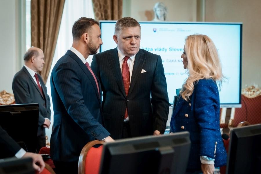 PS: Ficova vláda zvýšila ľuďom dane a konzultačným firmám tržby