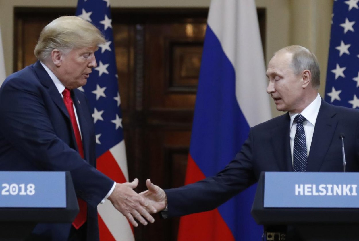 Trump naletel Putinovi, jeden druhého svorne podržali. Ako hodnotia historickú schôdzku experti na zahraničnú politiku?