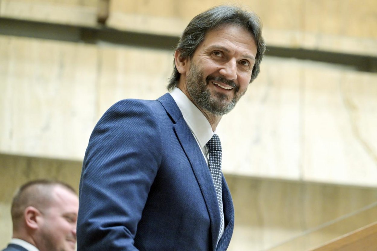 Minister obrany nevylúčil ministerské kreslá pre Huliaka a Ferenčáka