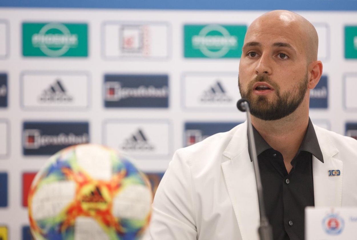 Hajlovanie Ivana Kmotríka má dohru. Vytýčia hlavné pojednávanie