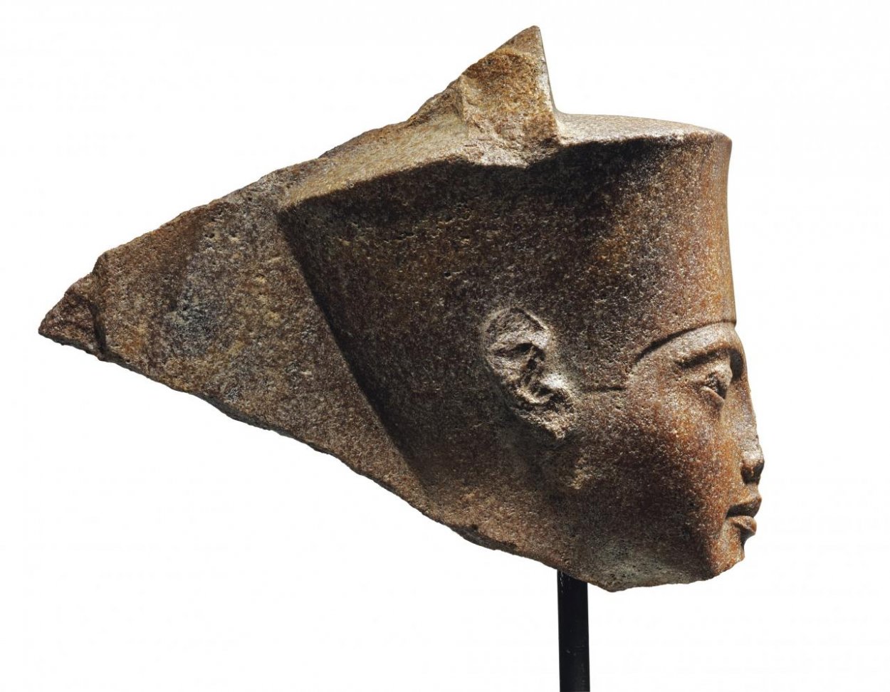 Bustu Tutanchamóna vydražili napriek protestom Egypta