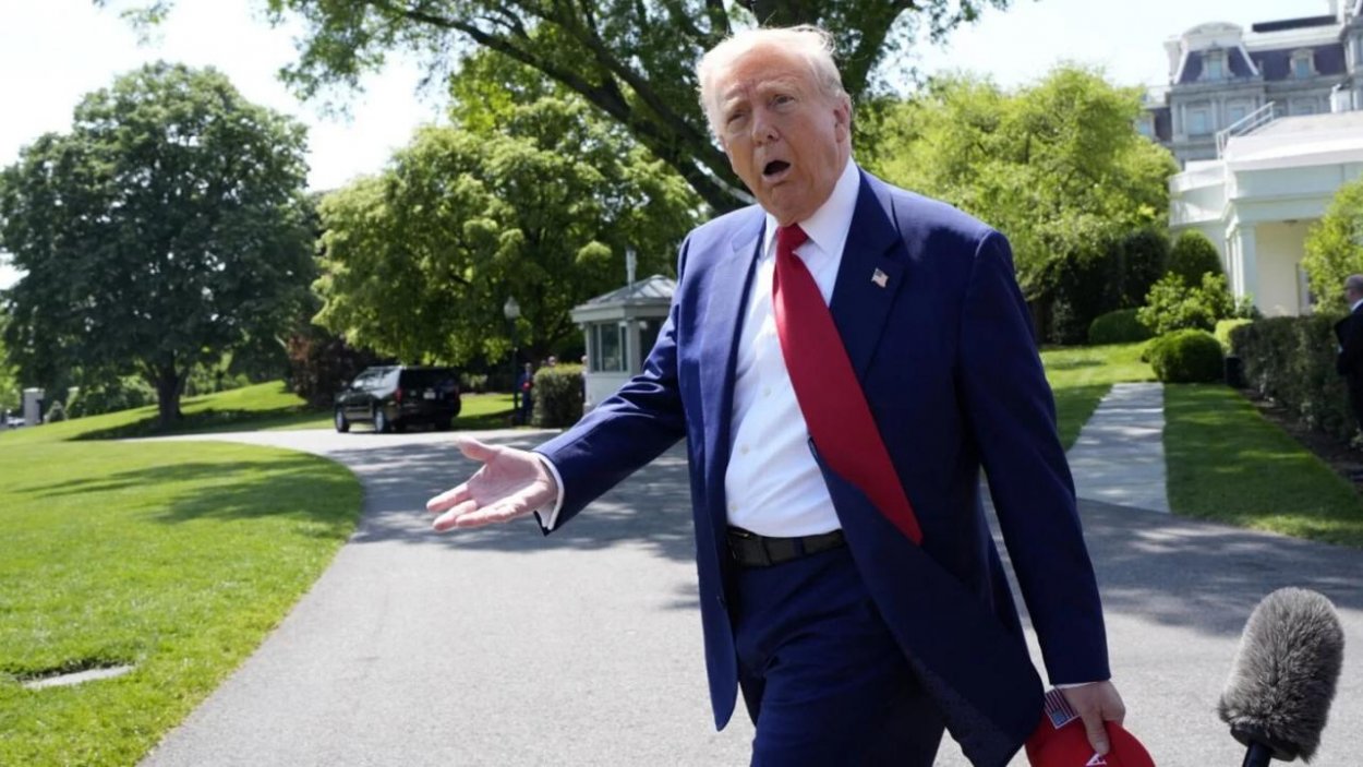 Veľmoc riadi blázon. Trump bombarduje občanov demonštrujúcich proti nemu výkalmi