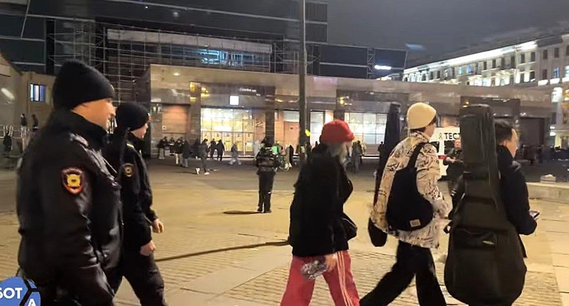 Polícia v Petrohrade zadržala ďalších pouličných hudobníkov, dokonca neplnoletých