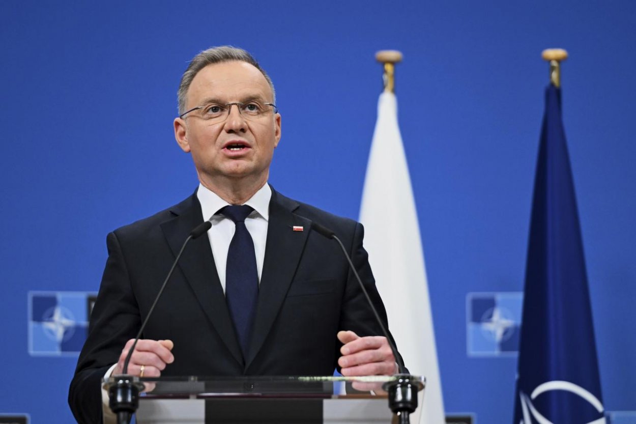 Kandidáti na prezidenta Poľska viedli predvolebné debaty, sprevádzal ich chaos