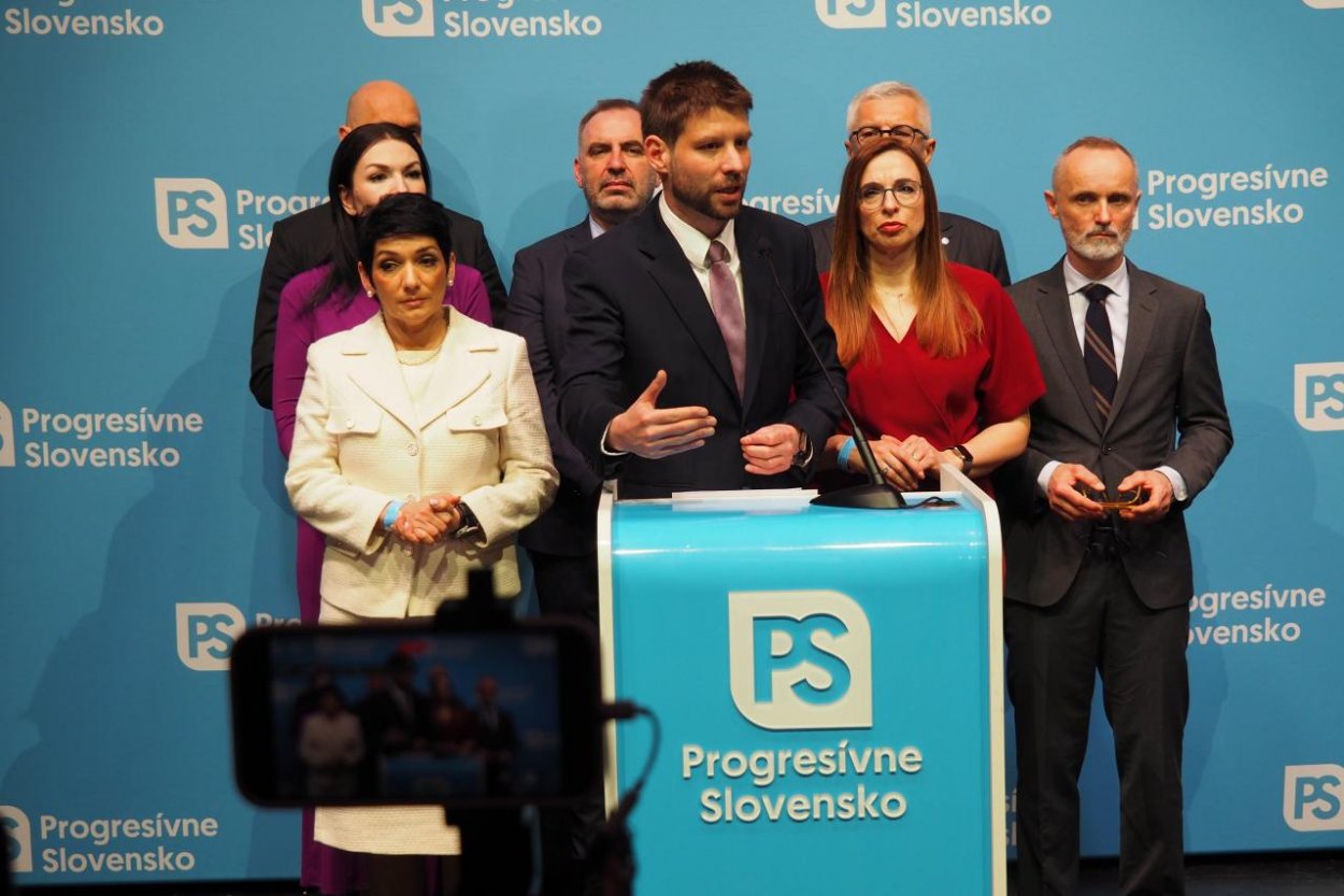 Prieskum ukazuje, že voľby by vyhrali progresívci, v parlamente aj Demokrati
