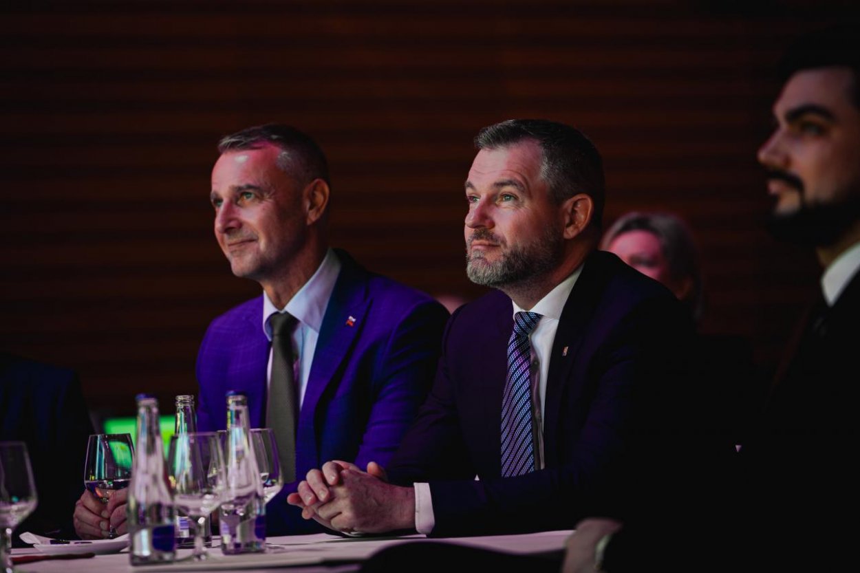 Pellegrini vyčítal Rašimu odsúvanie opozičných návrhov, množstvo skrátených legislatívnych konaní a prílepkov