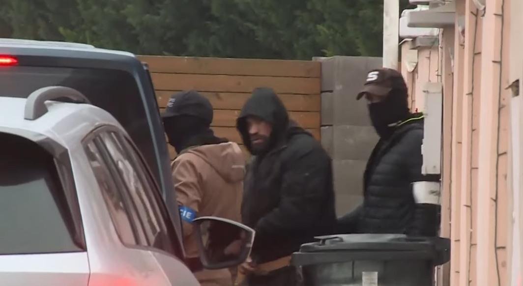 Český súd poslal zápasníka MMA Karla Vémolu do väzby