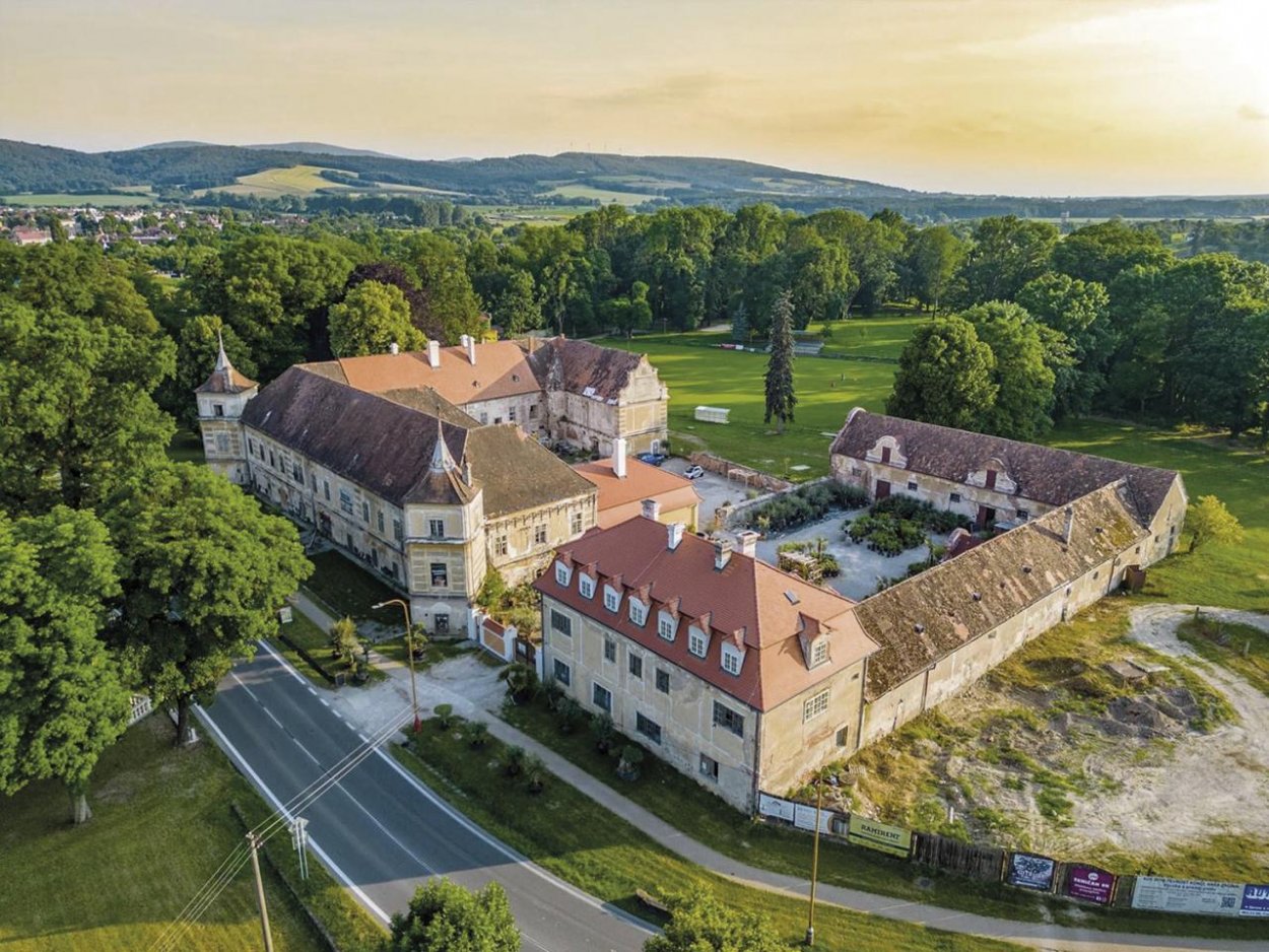 Kaštieľ Jablonica: Miesto, kde dýcha história a kvitne Stredomorie
