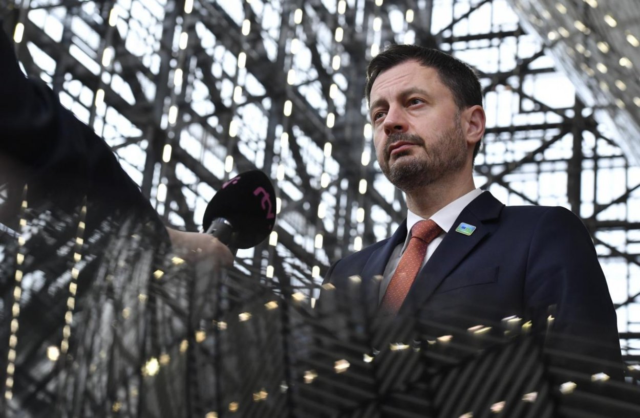 Premiér víta ústupok LOZ, vláda ponúkne zdravotníkom aj náborový príspevok