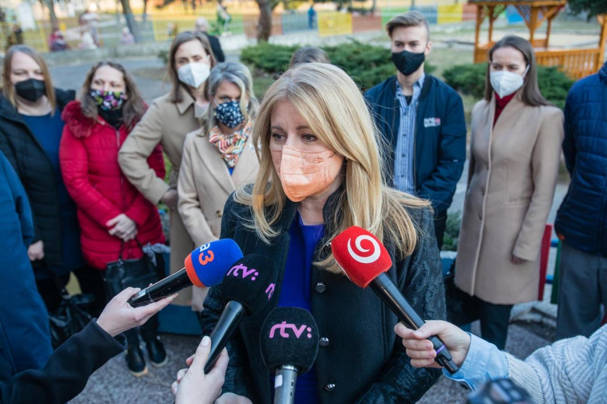 K prezidentke sa zatiaľ nedostali žiadosti o povolenie slúžiť v armáde Ukrajiny 