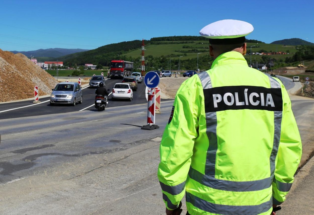 Policajti nebudú mať od júla na rovnošatách menovky