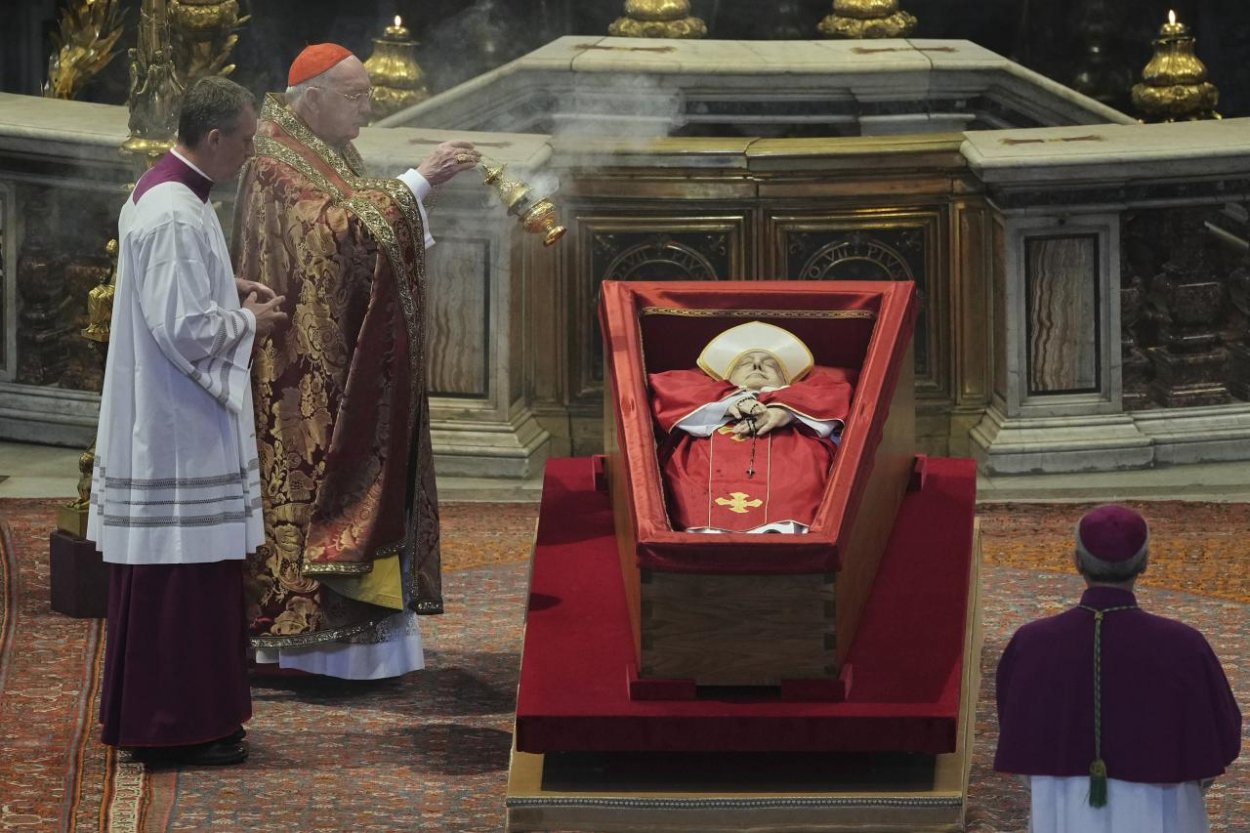 Telo zosnulého pápeža Františka vystavili v Bazilike sv. Petra