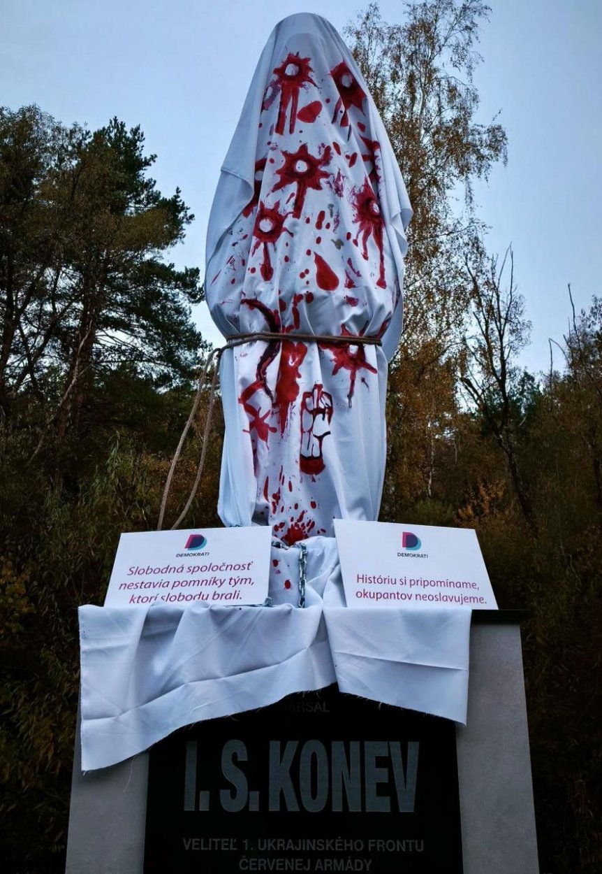 Demokrati zahalili sochu Koneva do plachty postriekanej červenou farbou