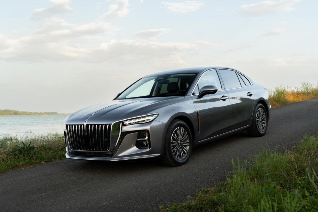 Prémiový sedan Hongqi H5 môže byť ešte luxusnejší. Na Slovensko teraz prichádza aj s vyššou výbavou Deluxe