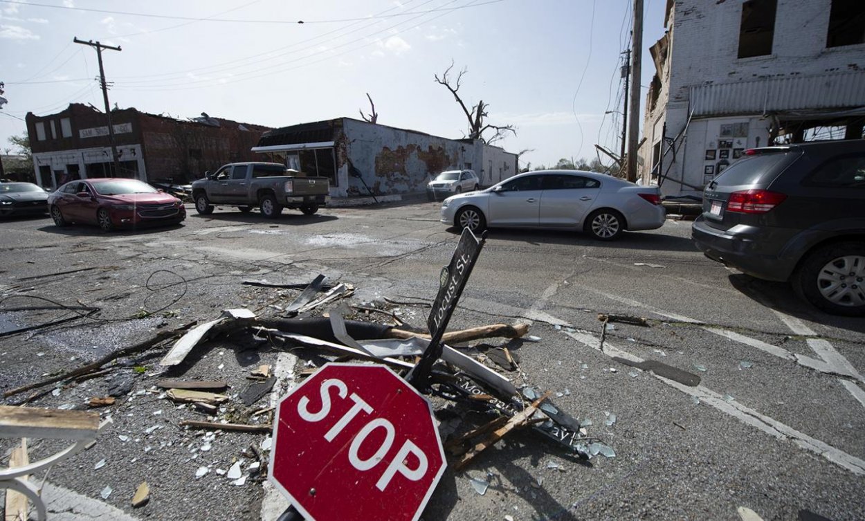 Biden po tornádach vyhlásil núdzový stav v štáte Mississippi, počet obetí stúpol na najmenej 26 mŕtvych