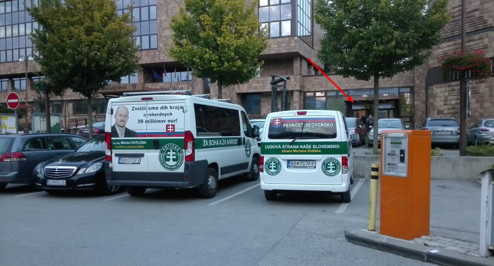 Z hotela ich vyhodili, tak kotlebovci v Žiline premietli svoj dokument na mestskom úrade.