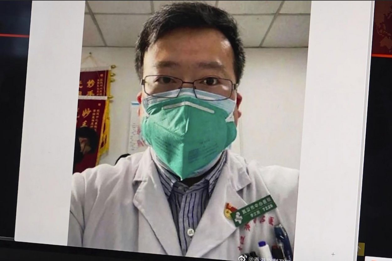 Úrady začali vyšetrovanie v súvislosti so smrťou čínskeho lekára
