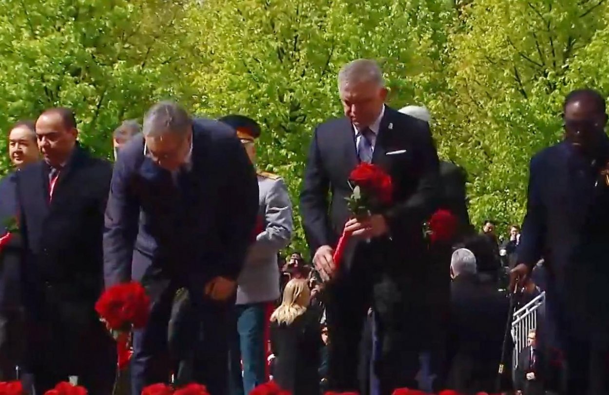 Zahraniční lídri vrátane Fica položili kvety k Hrobu neznámeho vojaka v Moskve