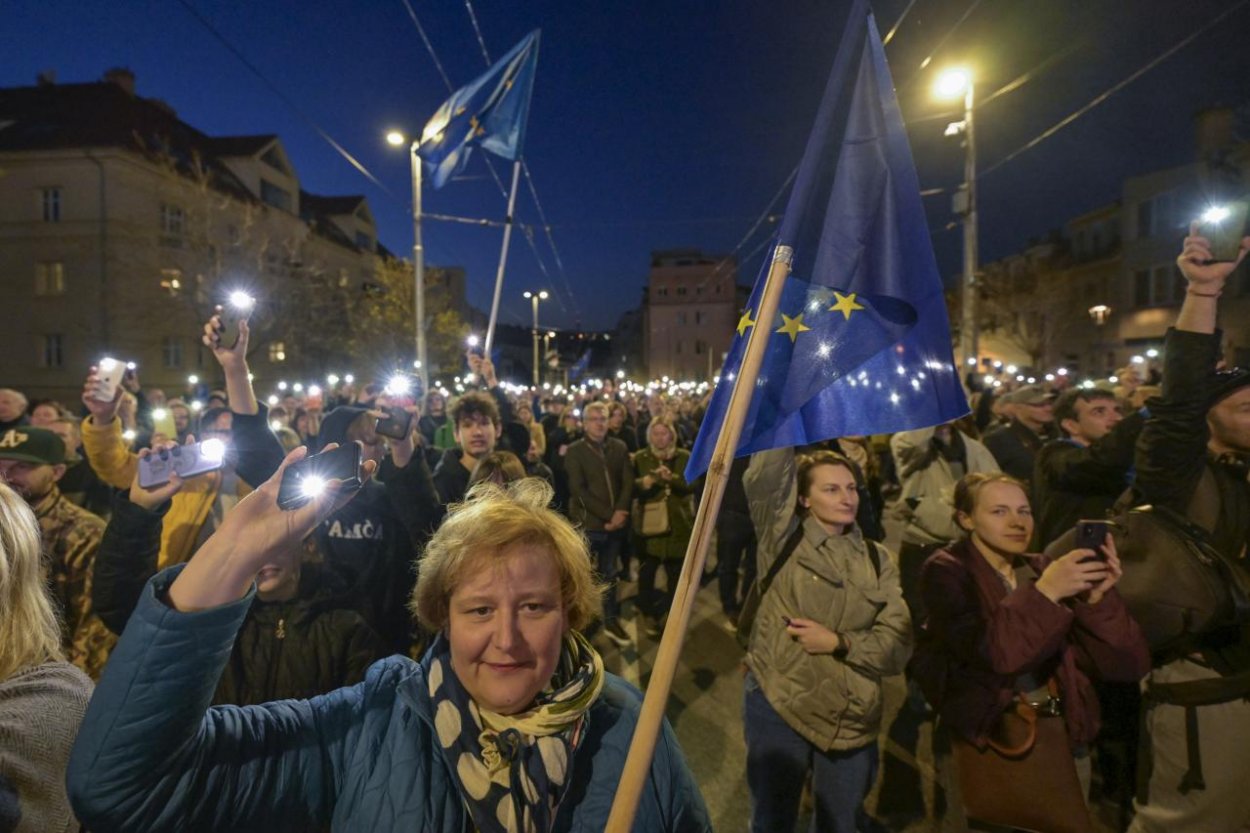 Vo viacerých mestách na Slovensku i v zahraničí sa večer konajú protesty