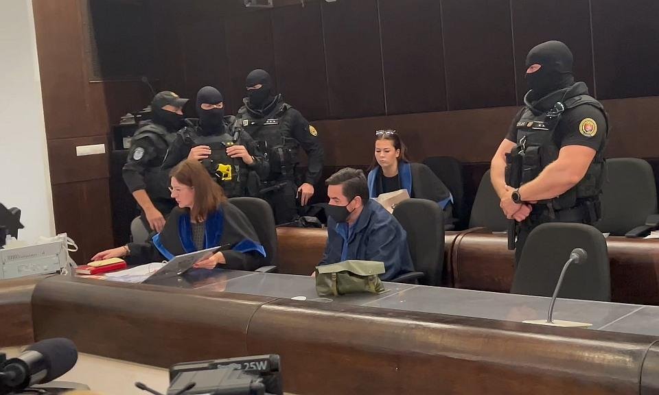 Začal sa súdny proces v prípade sledovania novinárov, následne ho odročili na neurčito