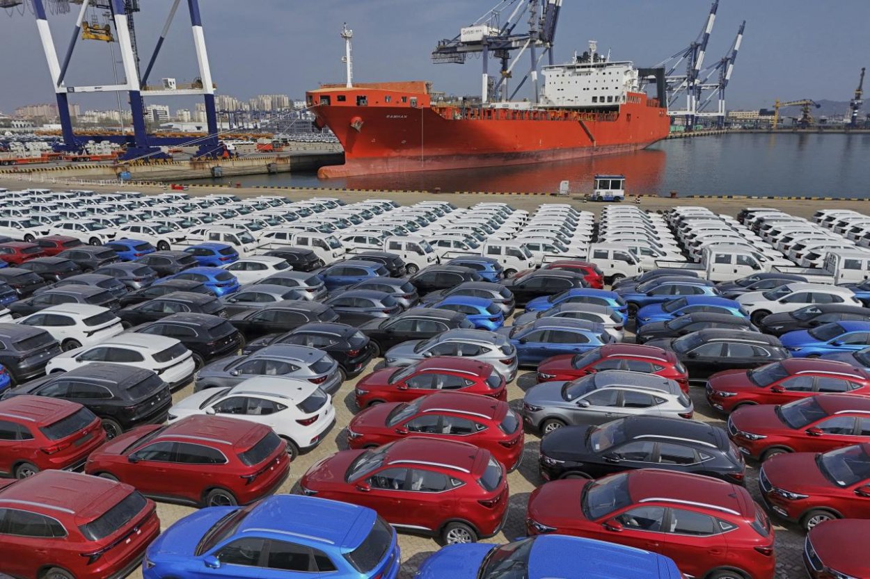 Trumpove globálne clá nadobudli účinnosť, ďalšie to čaká o niekoľko dní