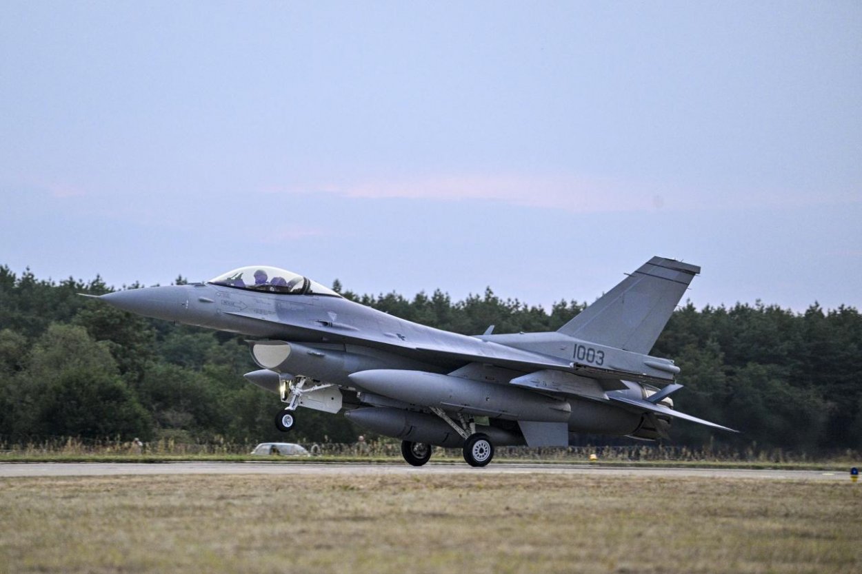 Prílet ďalších troch stíhačiek F-16 na Slovensko odložili pre počasie