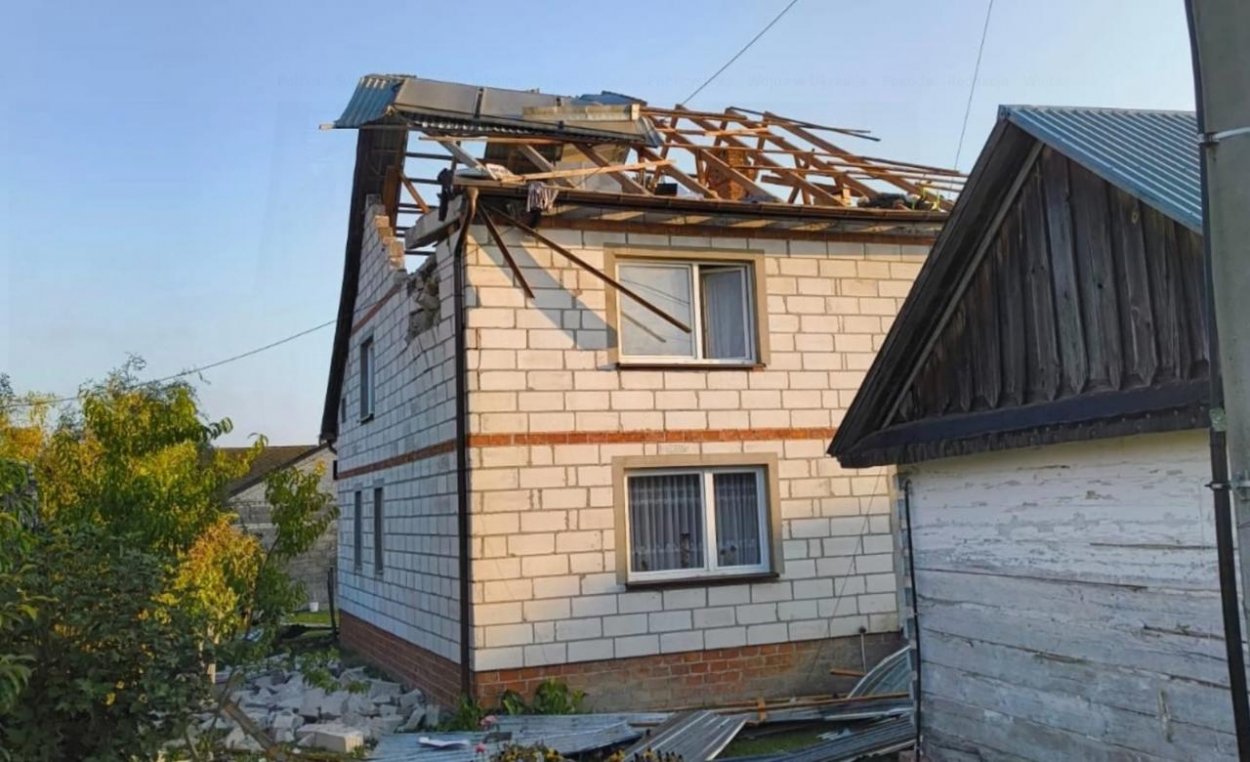 Úlomky ruského dronu poškodili v Poľsku strechu obytného domu