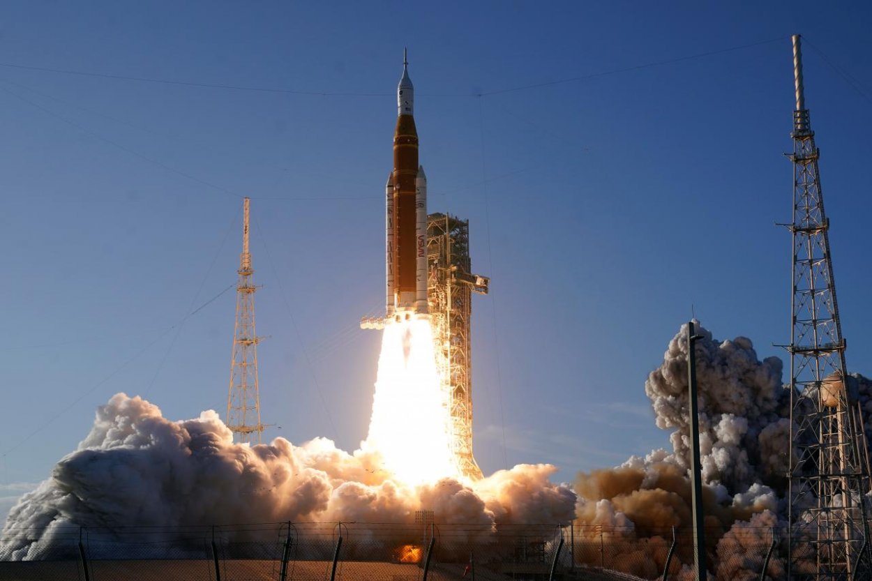 Ľudia po 54 rokoch odštartovali opäť k Mesiacu. Sledovali sme naživo štart misie Artemis II