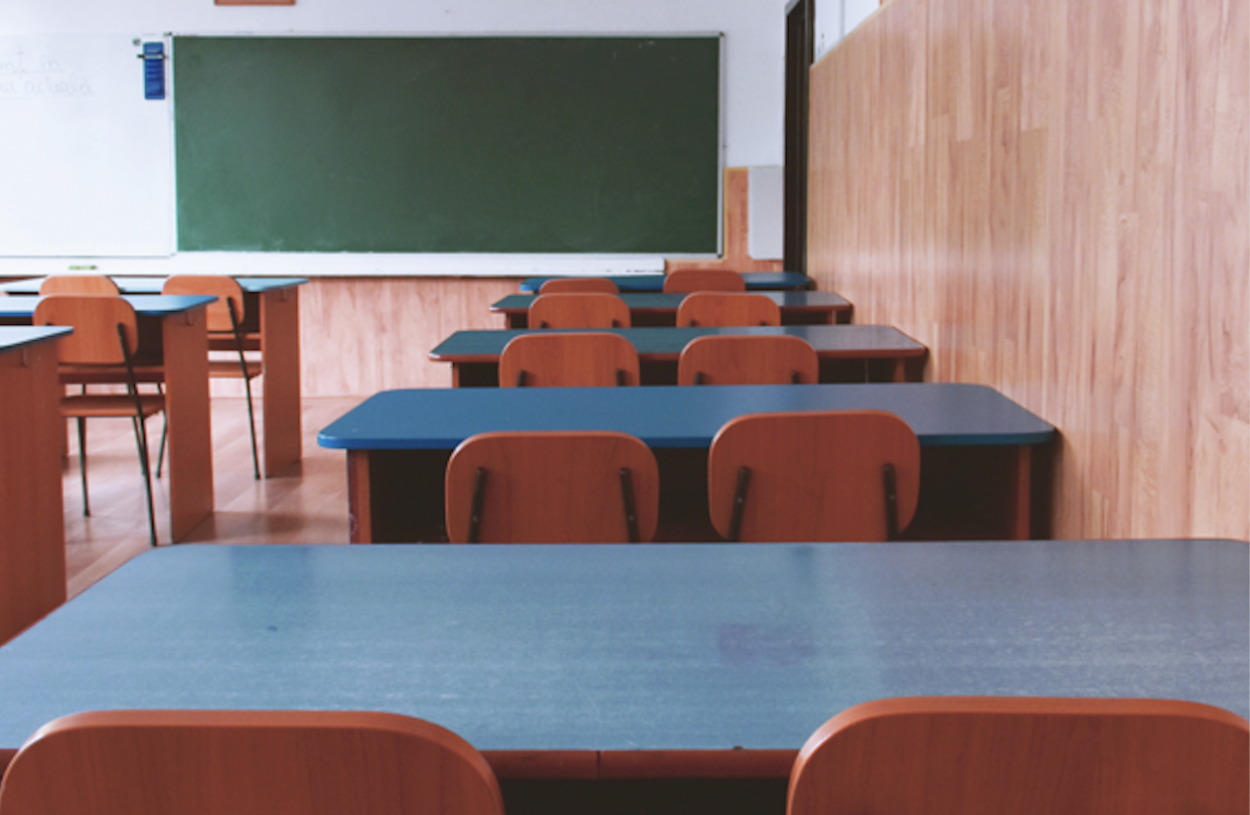 V škole v Novákoch útočil študent sekerou, polícia ho zadržala