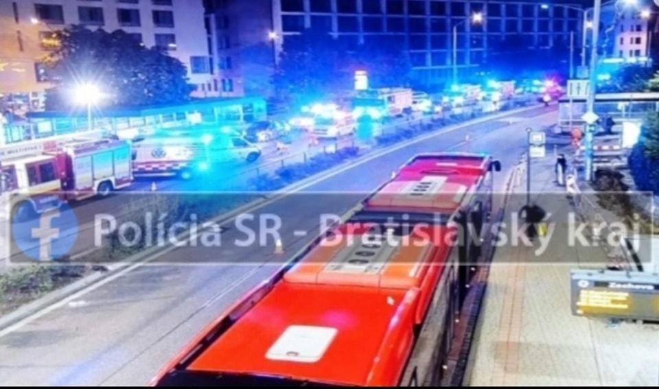 Tragická nehoda v Bratislave: Dvoch zranených uviedli do umelého spánku, piatu obeť nepotvrdili