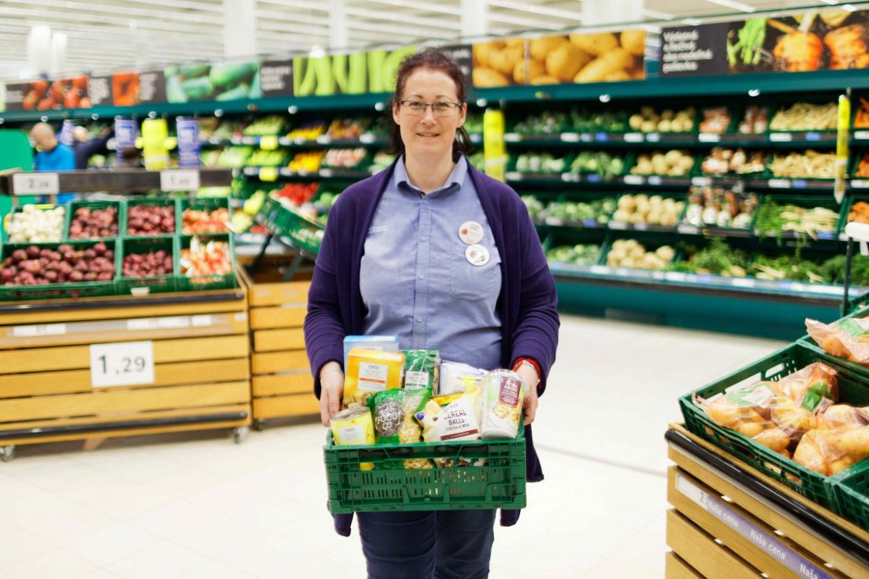 Tesco za 10 rokov znížilo potravinový odpad o 81 %. Ľuďom v núdzi darovalo už viac ako 66 miliónov porcií jedla