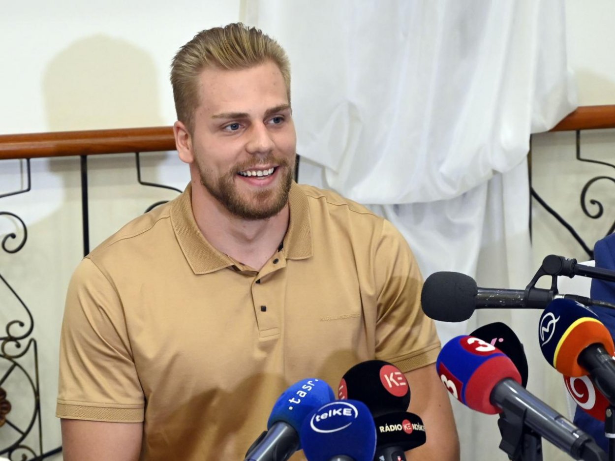 Hráčom roka 2021 sa stal obranca Tampy Bay Erik Černák, špeciálna cena pre Mariána Hossu