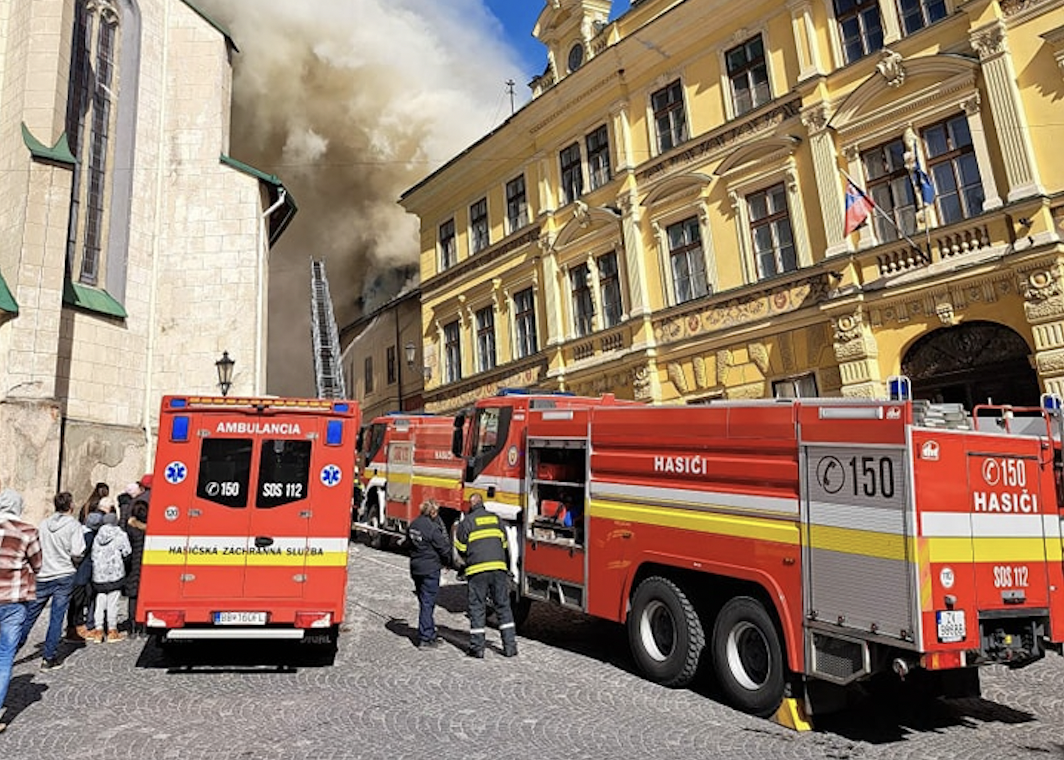 Požiar v centre Banskej Štiavnice sa rozšíril na viacero objektov