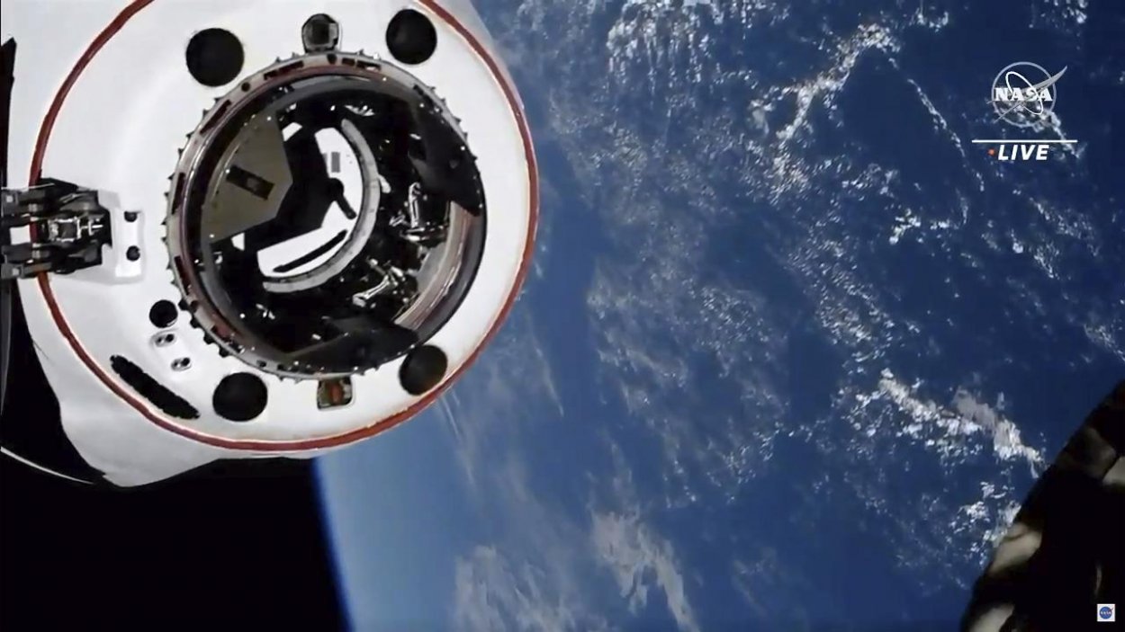 Vesmírna kapsula Crew Dragon so štyrmi astronautmi pristála na Zemi