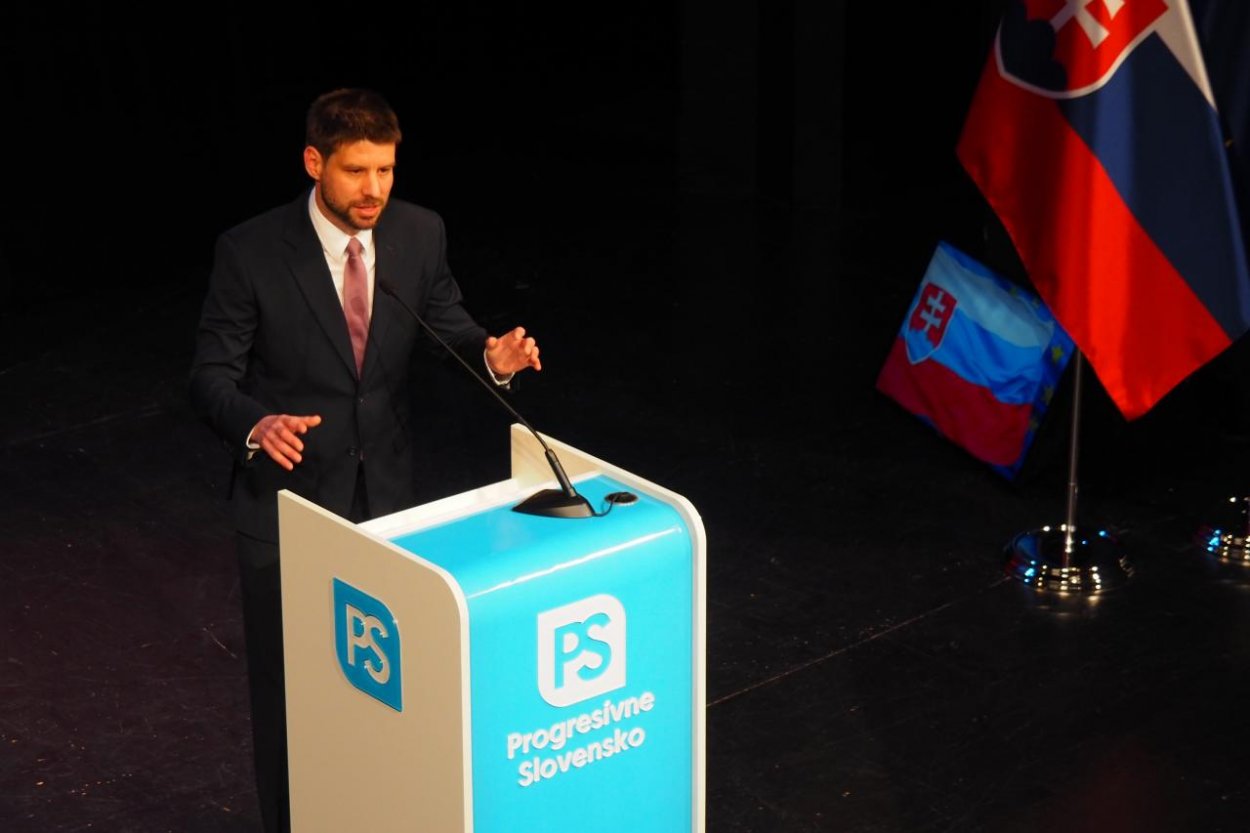 Šimečka: Fico sa bojí priznať, že je v záujme Slovenska byť súčasťou koalície ochotných