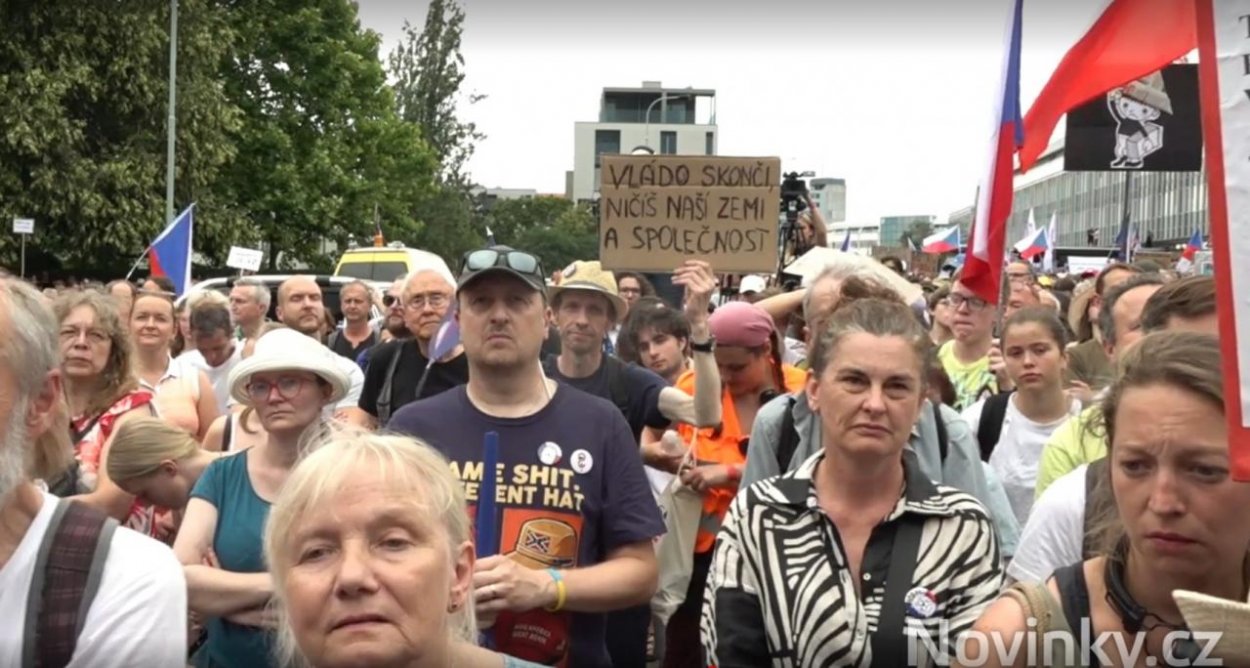Tisíce ľudí sa v Prahe zišlo na obranu verejnoprávnych médií, žiadajú odchod ministra kultúry