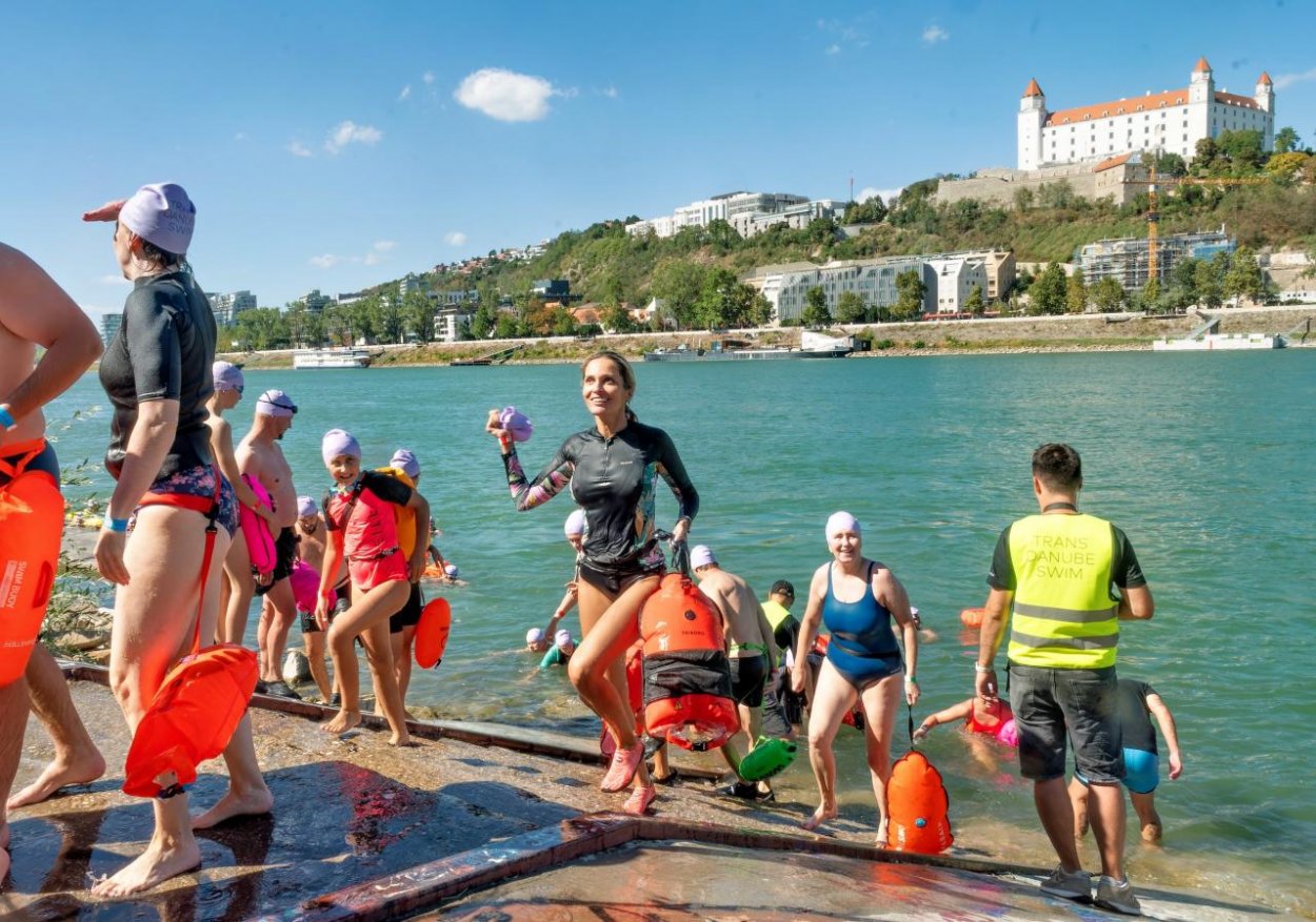 Tisíce plavcov v Dunaji, stovky divákov na brehu, pláže vo výhľade