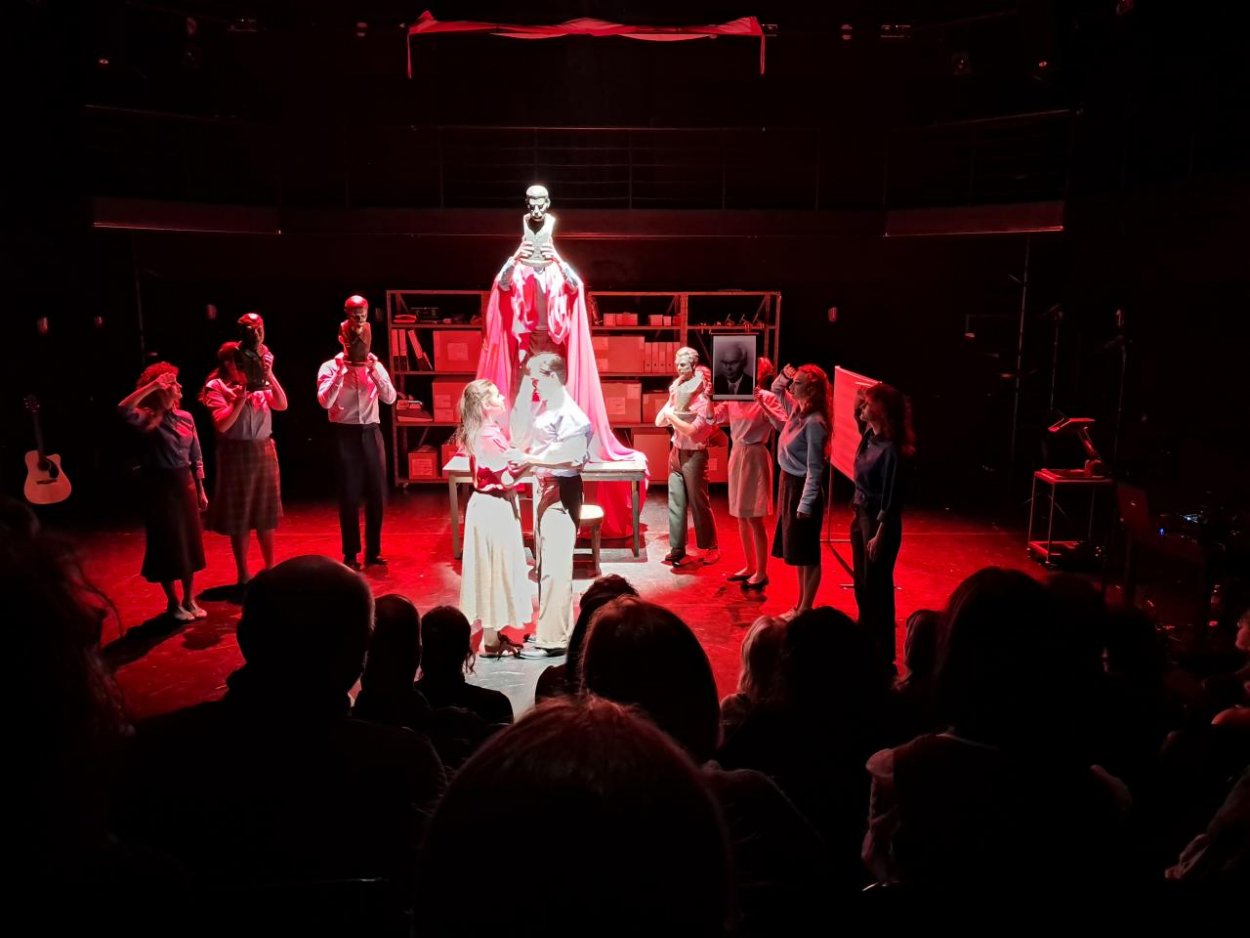 Bábkoherci a Súdruh disident