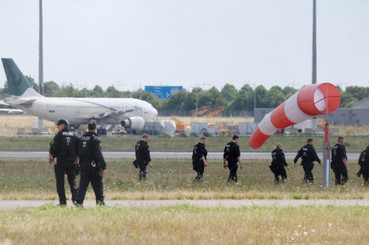 Merz po náleze dronov s výbušninami pri letisku v Lipsku vyhlásil, že krajina čelí hrozbe