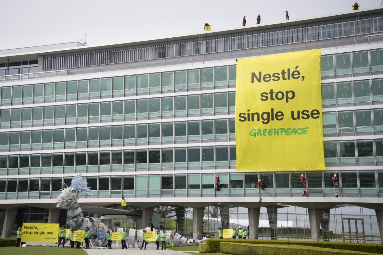 Aktivisti Greenpeace, ktorí vyliezli na ťažobnú vežu, nespáchali trestný čin