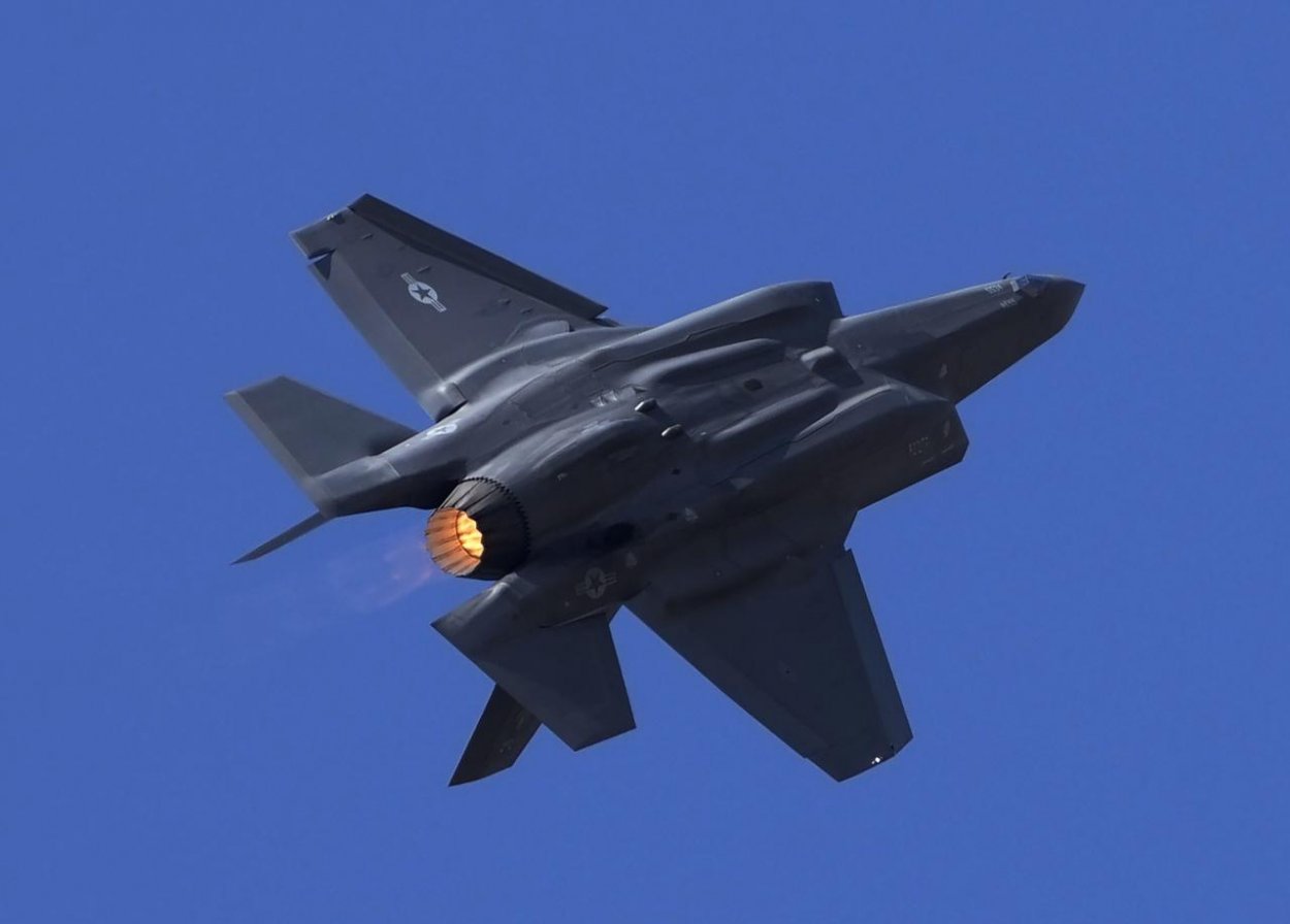 USA ponúkli leteckú a spravodajskú podporu povojnovým silám na Ukrajine, informoval Financial Times