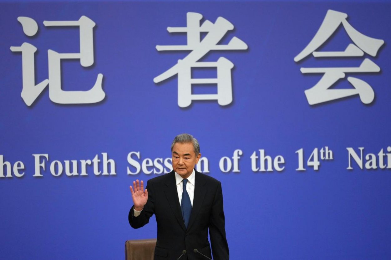 Čínsky minister zahraničných vecí odsúdil vojnu na Blízkom východe, chce urovnať nezhody s USA