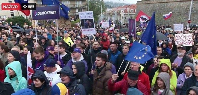 Nevezmú nám voľby: sledujte protest pred parlamentom 