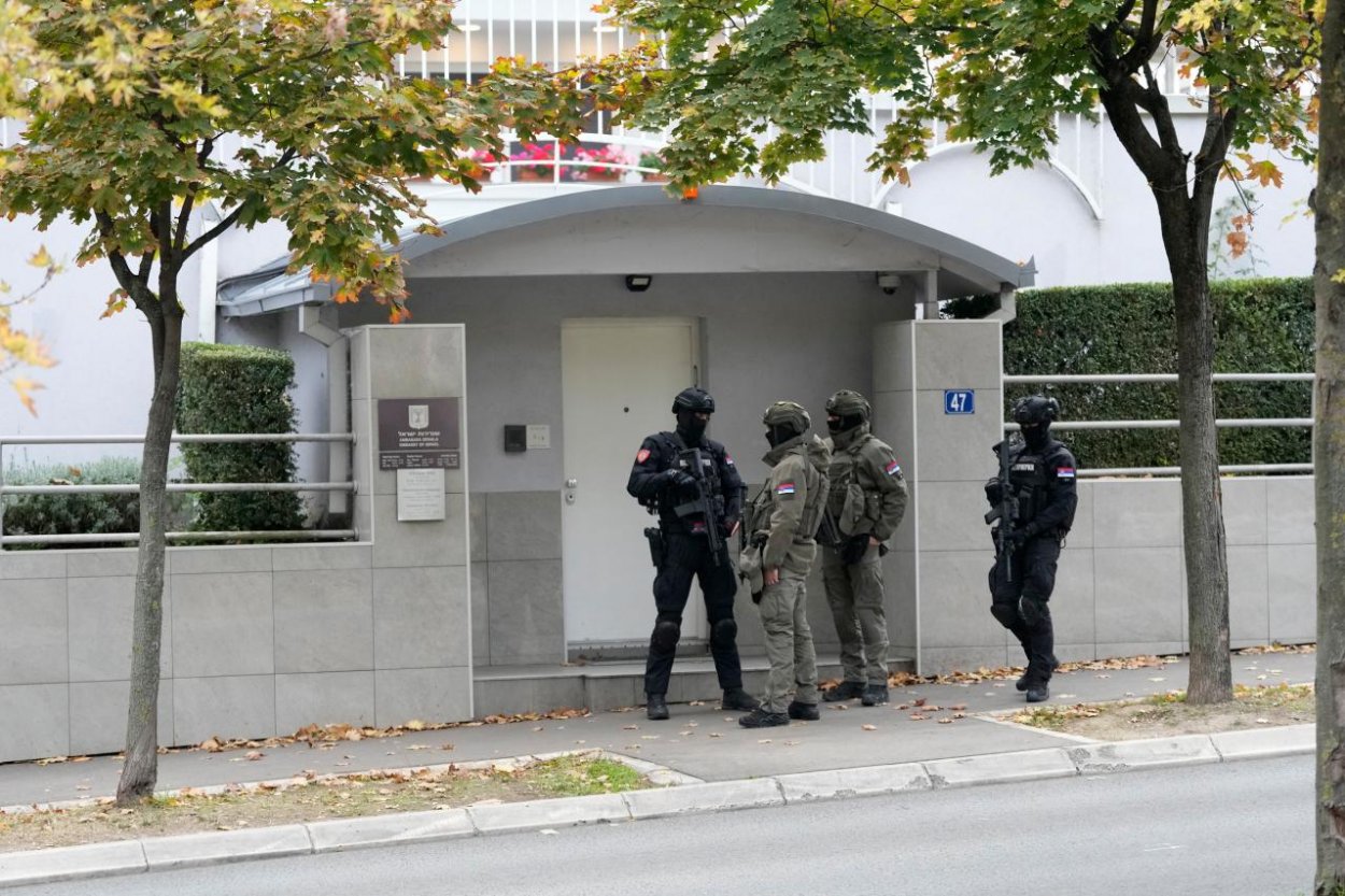 Polícia zastrelila mladistvého, ktorý útočil nožmi pri izraelskom veľvyslanectve v Belehrade